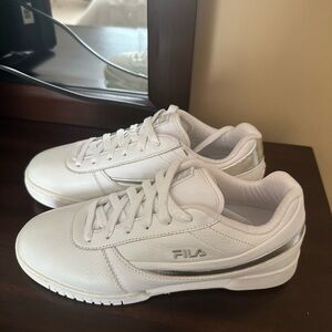 Women’s Size 7 White and Silver Fitness 89 Low Sneakers / Shoes